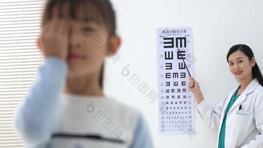 验光师给小女孩测试视力